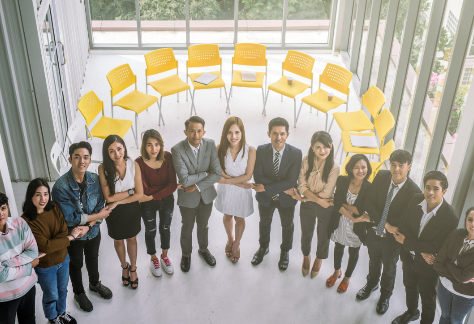 Hình ảnh tiền xu và biểu đồ tài chính, minh họa tầm quan trọng của việc quản lý vốn khi tham gia cá cược đá gà.